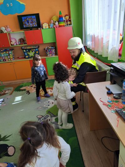 Вдъхновяваща среща за група „Пчелички“! Днес нашите малки „Пчелички“ посрещнаха специален гост — бащата на Айше, г-н Айрола Господев - ДГ Детелина - Огняново