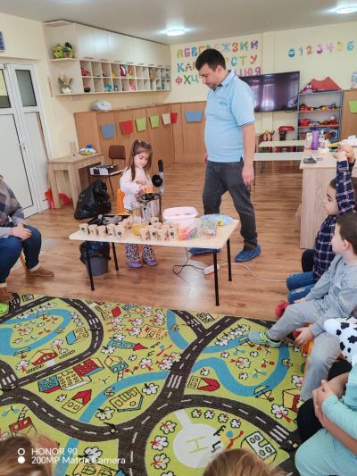 Вълшебен ден в група „Звездички“! Днес г-н Кирил Тупчев, таткото на Крисия, дойде със своето семейство – майка ѝ и малката ѝ сестричка. - ДГ Детелина - Огняново
