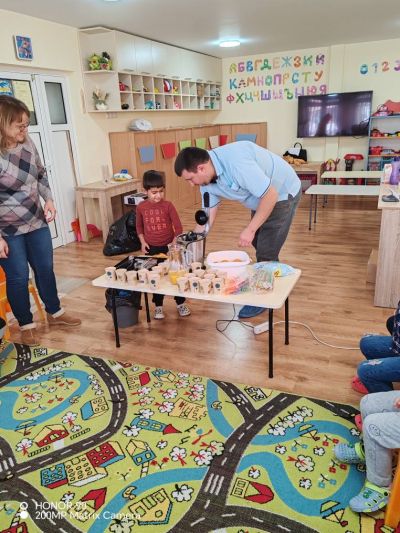 Вълшебен ден в група „Звездички“! Днес г-н Кирил Тупчев, таткото на Крисия, дойде със своето семейство – майка ѝ и малката ѝ сестричка. - ДГ Детелина - Огняново