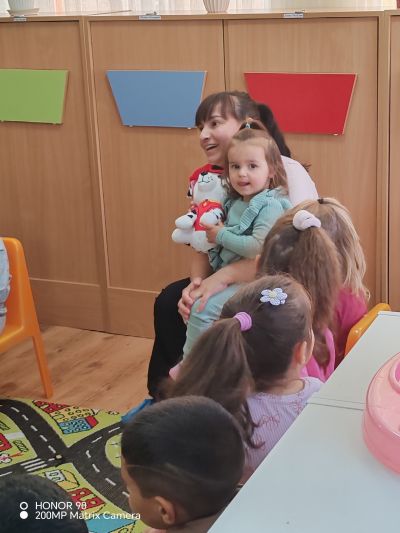 Вълшебен ден в група „Звездички“! Днес г-н Кирил Тупчев, таткото на Крисия, дойде със своето семейство – майка ѝ и малката ѝ сестричка. - ДГ Детелина - Огняново