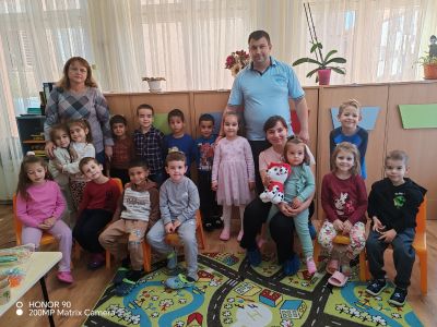 Вълшебен ден в група „Звездички“! Днес г-н Кирил Тупчев, таткото на Крисия, дойде със своето семейство – майка ѝ и малката ѝ сестричка. - ДГ Детелина - Огняново