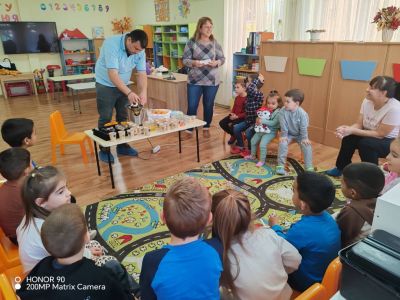 Вълшебен ден в група „Звездички“! Днес г-н Кирил Тупчев, таткото на Крисия, дойде със своето семейство – майка ѝ и малката ѝ сестричка. - ДГ Детелина - Огняново