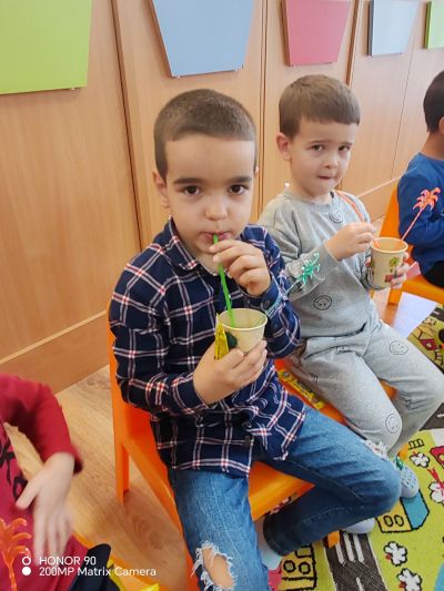 Вълшебен ден в група „Звездички“! Днес г-н Кирил Тупчев, таткото на Крисия, дойде със своето семейство – майка ѝ и малката ѝ сестричка. - ДГ Детелина - Огняново