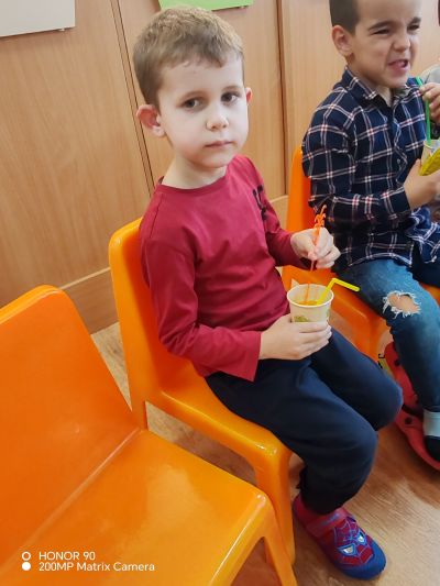 Вълшебен ден в група „Звездички“! Днес г-н Кирил Тупчев, таткото на Крисия, дойде със своето семейство – майка ѝ и малката ѝ сестричка. - ДГ Детелина - Огняново