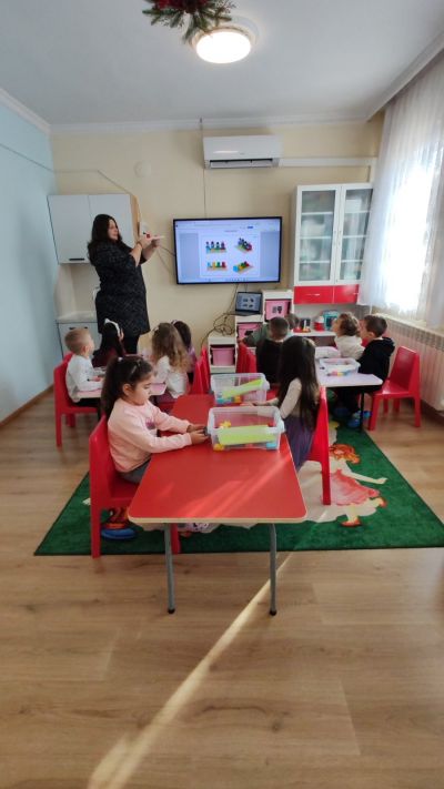 Лего Дупло във втора група - ОН ИИ; тема: "Цветовете на дрехите" - ДГ Детелина - Огняново