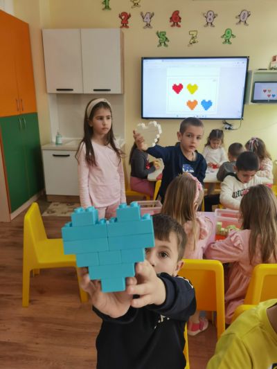Лего Дупло в четвърта група - ОН ОС; тема: "Сърце за мама" - ДГ Детелина - Огняново