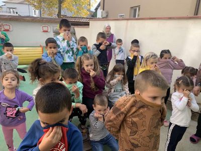 Днес в ДГ "Детелина" бе проведено практическо проиграване на плана за евакуация при пожар. ???????????? - ДГ Детелина - Огняново
